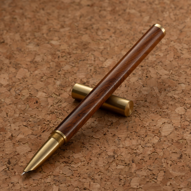 Peniță stilou din alamă cu corp din lemn de rosewood și santal, vârf închis, gravură, stil caligrafic din lemn de înaltă clasă