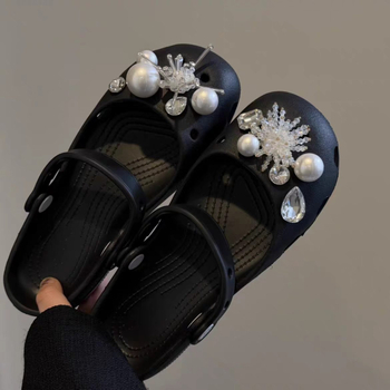 Crocs ukrasi s kristalima u obliku pahulice i kopčom od bisera