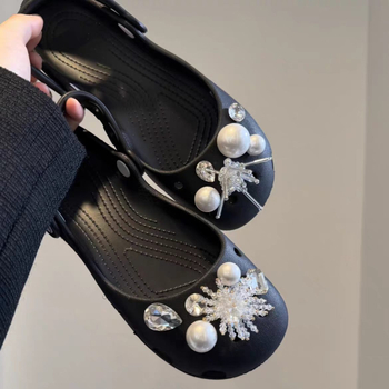 Crocs ukrasi s kristalima u obliku pahulice i kopčom od bisera