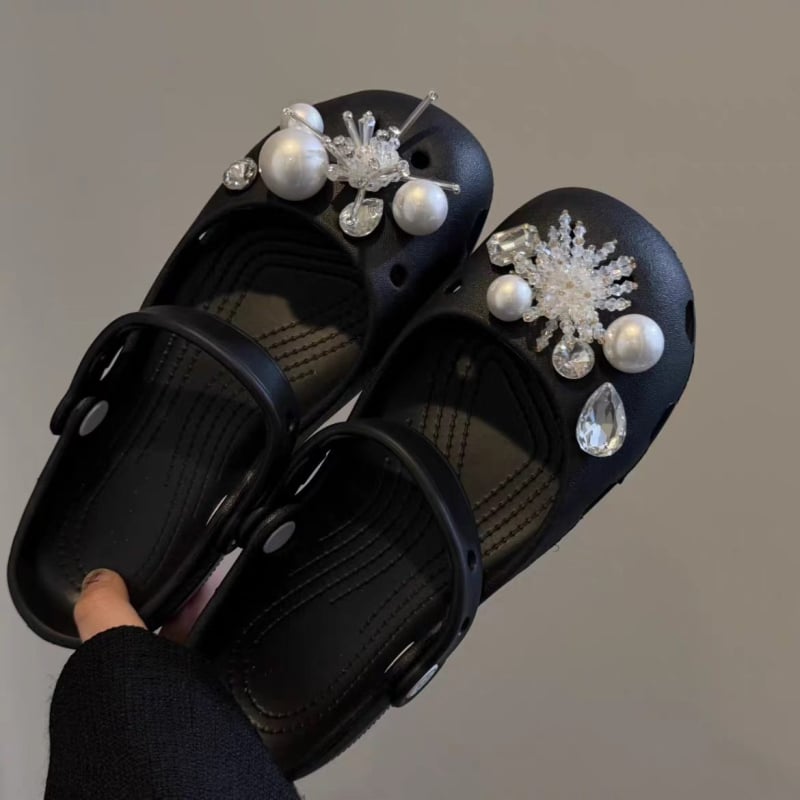 Crocs ukrasi s kristalima u obliku pahulice i kopčom od bisera