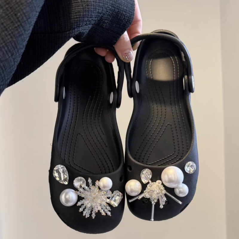 Crocs ukrasi s kristalima u obliku pahulice i kopčom od bisera