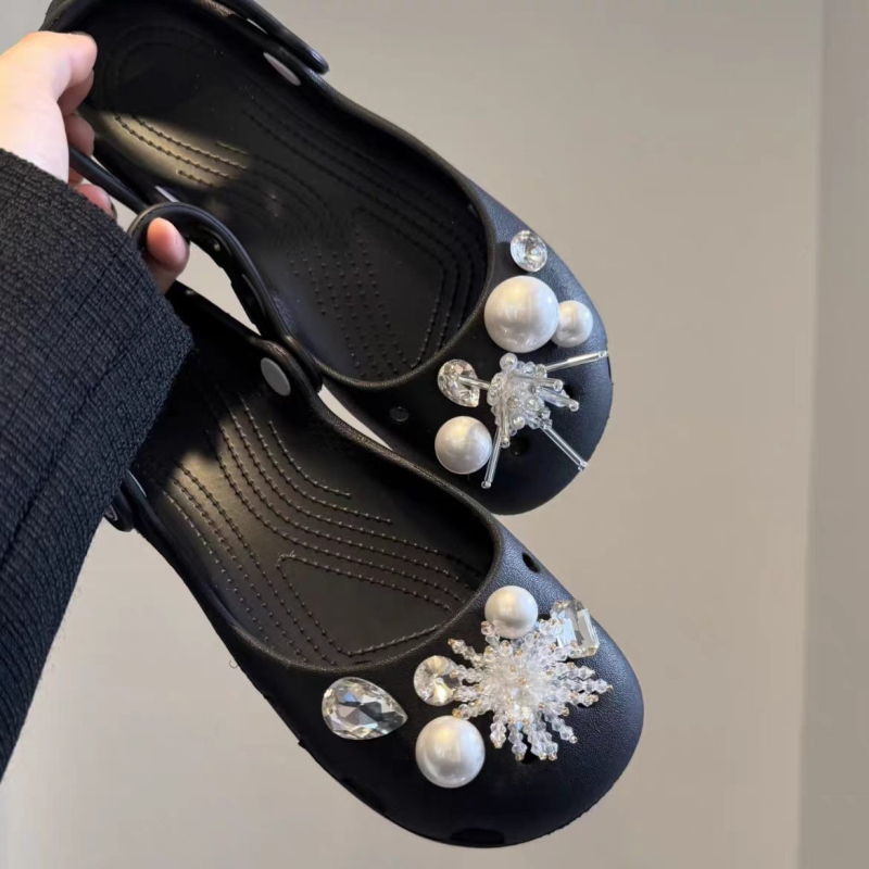 Crocs ukrasi s kristalima u obliku pahulice i kopčom od bisera