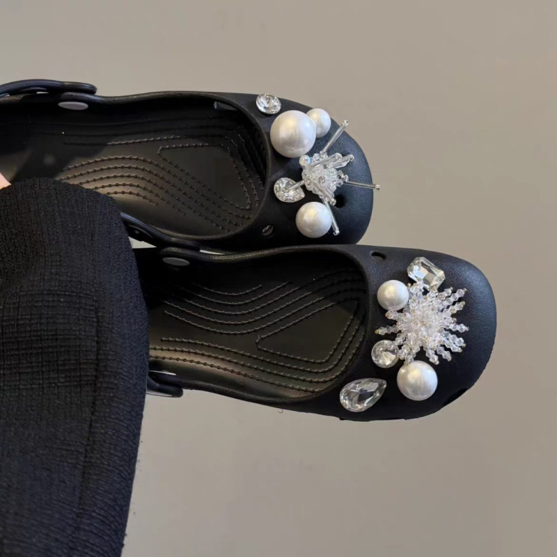 Crocs ukrasi s kristalima u obliku pahulice i kopčom od bisera