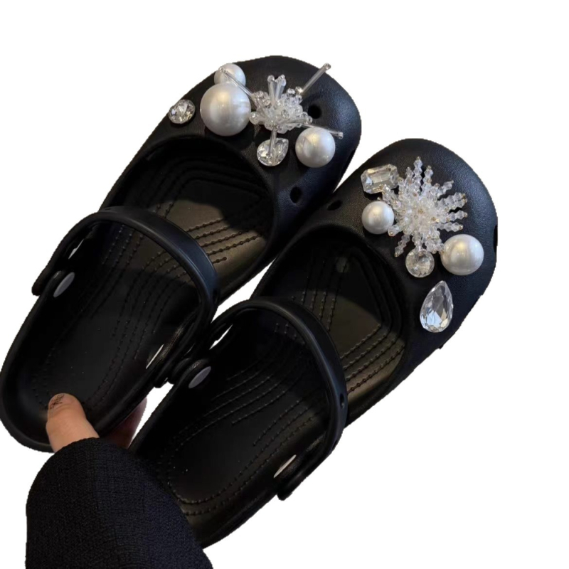 Crocs ukrasi s kristalima u obliku pahulice i kopčom od bisera