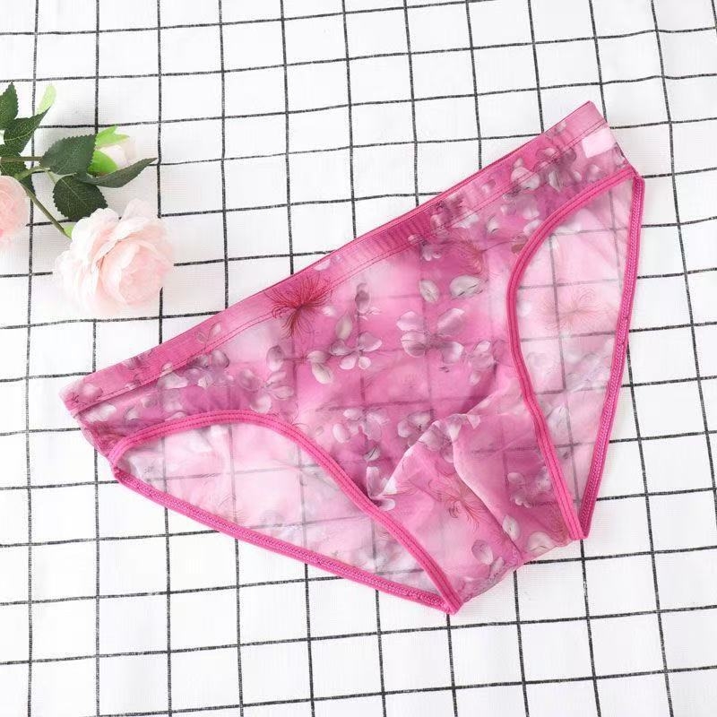 Boxeri slim, complet transparenți, fără cusuri, într-o culoare solidă, respirabili, transparenți.