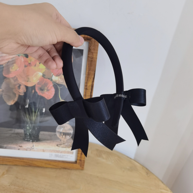 Bentiță pentru păr cu funda dublă pe ambele părți, design simetric, dulce și jucăuș pentru fete.