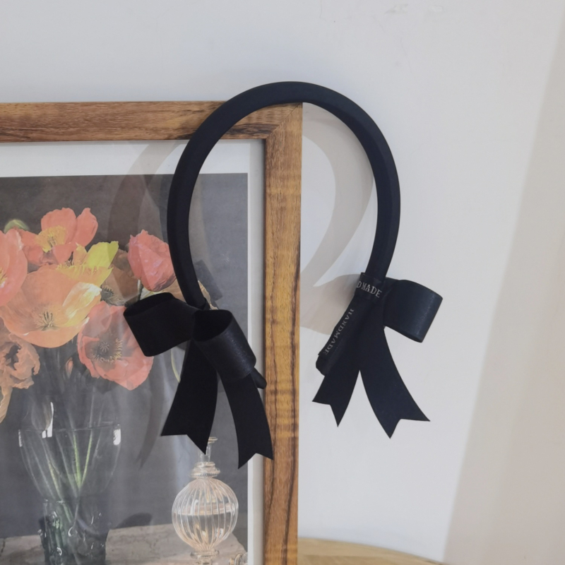 Bentiță pentru păr cu funda dublă pe ambele părți, design simetric, dulce și jucăuș pentru fete.
