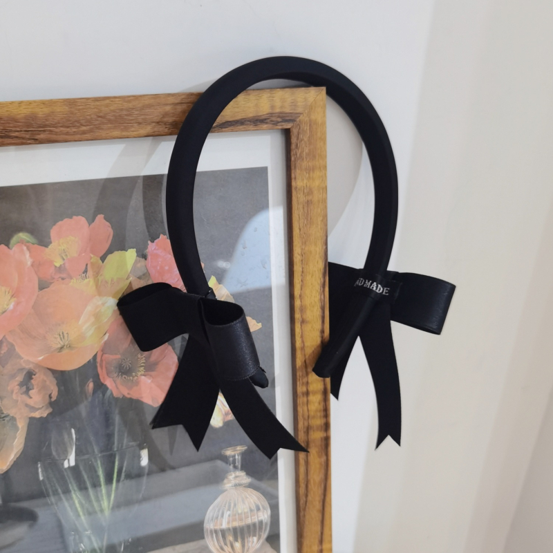 Bentiță pentru păr cu funda dublă pe ambele părți, design simetric, dulce și jucăuș pentru fete.