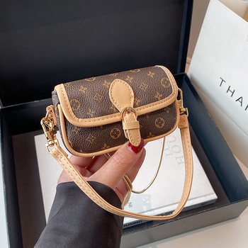 Geantă mini pătrată vintage, crossbody, cu buzunar pentru ruj, 2026