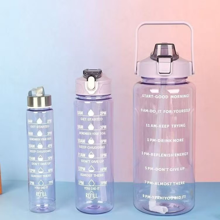 Set de trei pahare transparente din plastic cu pai, pentru utilizare în aer liber