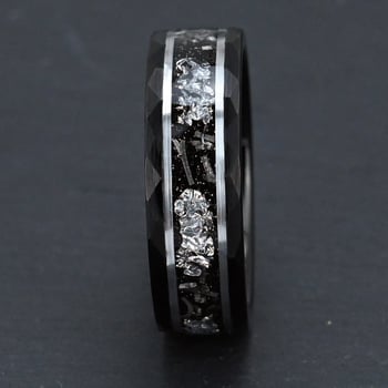 Inel din oțel tungsten pentru bărbați, lățime 8 mm, negru ciocănit, încrustat cu foiță de meteorit argintiu