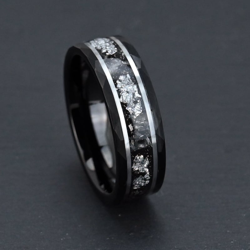 Inel din oțel tungsten pentru bărbați, lățime 8 mm, negru ciocănit, încrustat cu foiță de meteorit argintiu