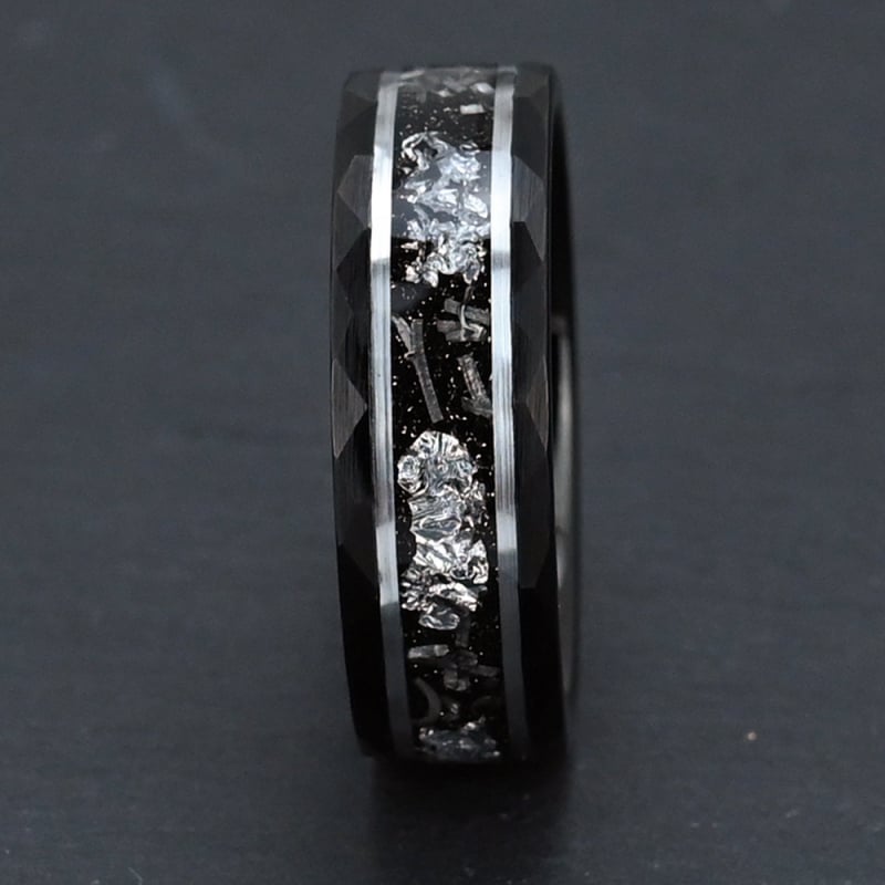 Inel din oțel tungsten pentru bărbați, lățime 8 mm, negru ciocănit, încrustat cu foiță de meteorit argintiu