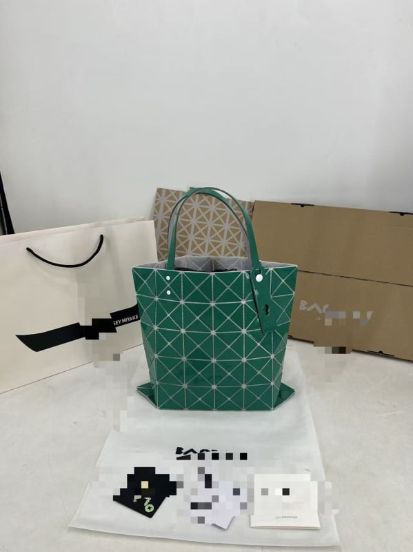 Geantă mini geometrică în formă de romb, accesorii metalice albe, 6 compartimente, PVC