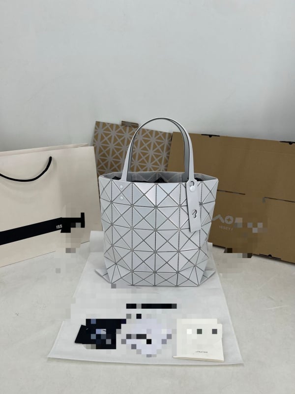 Geantă mini geometrică în formă de romb, accesorii metalice albe, 6 compartimente, PVC