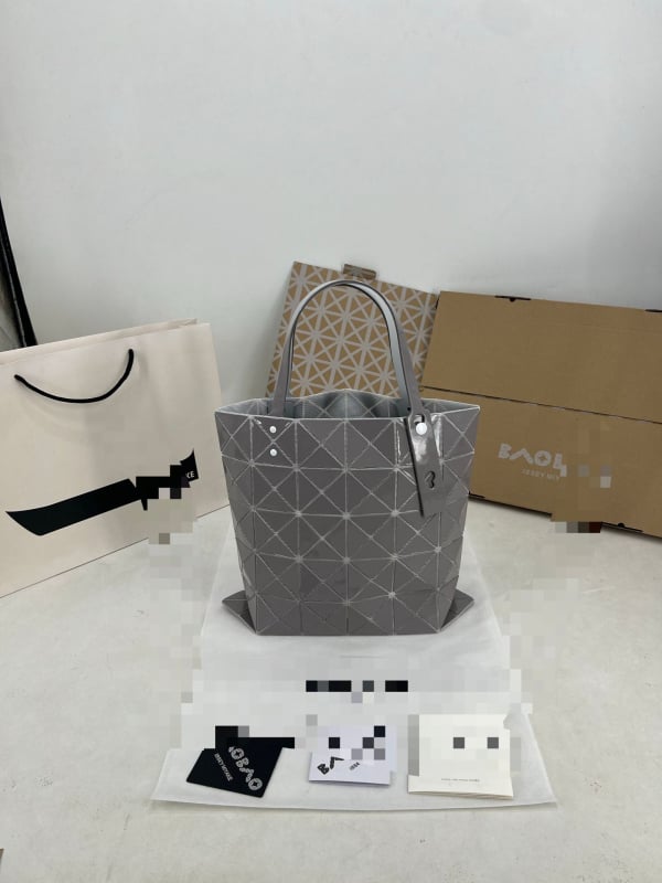 Geantă mini geometrică în formă de romb, accesorii metalice albe, 6 compartimente, PVC