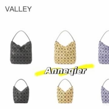 Geantă PVC tip găleată cu quilting în rombi geometrice, curea peste umăr, geantă de machiaj în formă de semilună