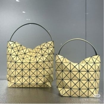 Geantă PVC tip găleată cu quilting în rombi geometrice, curea peste umăr, geantă de machiaj în formă de semilună