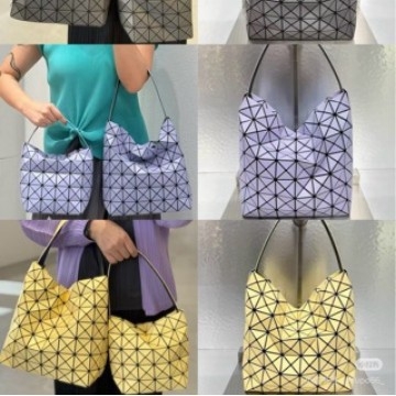Geantă PVC tip găleată cu quilting în rombi geometrice, curea peste umăr, geantă de machiaj în formă de semilună