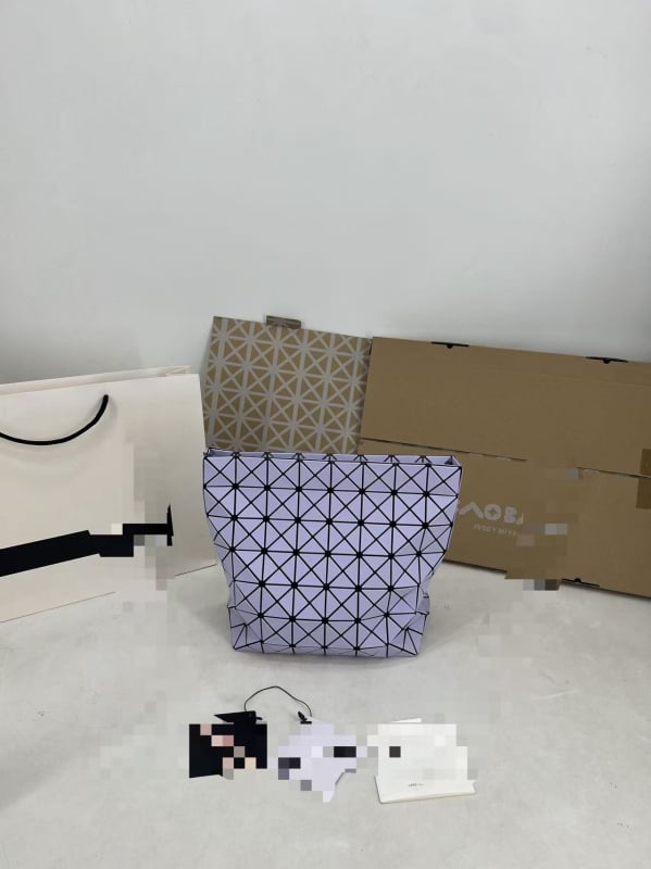 Geantă PVC tip găleată cu quilting în rombi geometrice, curea peste umăr, geantă de machiaj în formă de semilună