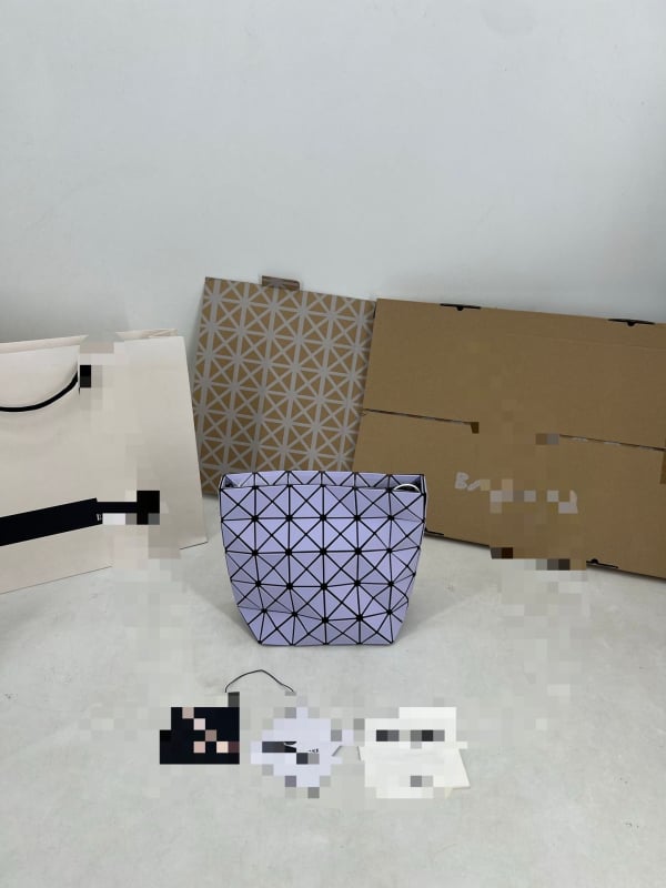 Geantă PVC tip găleată cu quilting în rombi geometrice, curea peste umăr, geantă de machiaj în formă de semilună