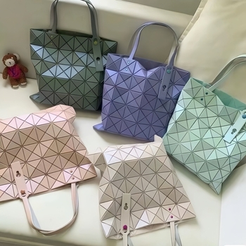 Geantă tote geometrică în formă de romb, finisaj mat și cu nituri colorate