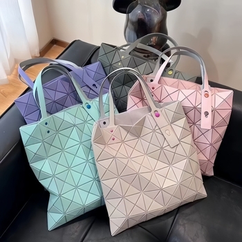 Geantă tote geometrică în formă de romb, finisaj mat și cu nituri colorate