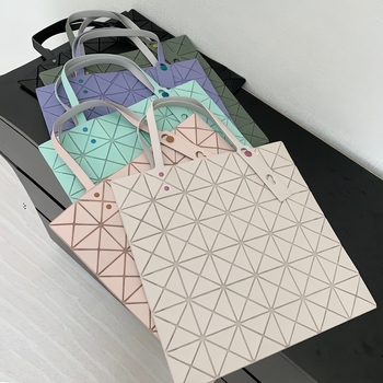 Geantă tote geometrică în formă de romb, finisaj mat și cu nituri colorate