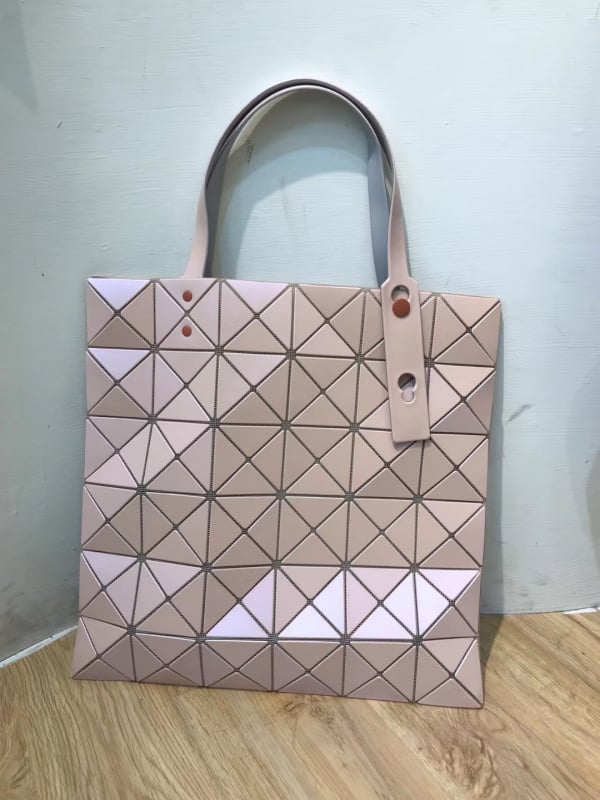 Geantă tote geometrică în formă de romb, finisaj mat și cu nituri colorate