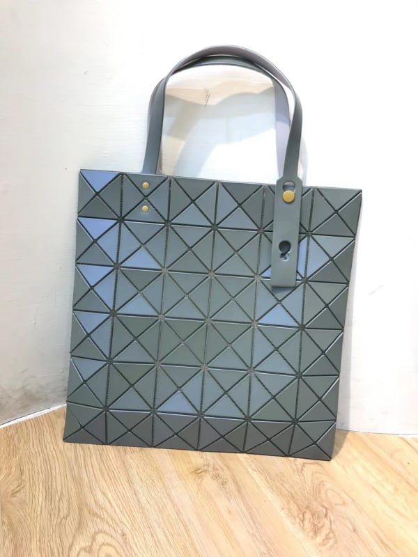 Geantă tote geometrică în formă de romb, finisaj mat și cu nituri colorate