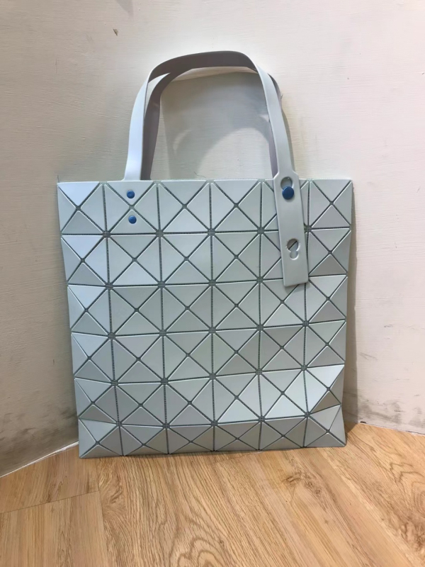 Geantă tote geometrică în formă de romb, finisaj mat și cu nituri colorate