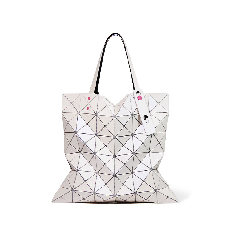 Geantă tote geometrică în formă de romb, finisaj mat și cu nituri colorate