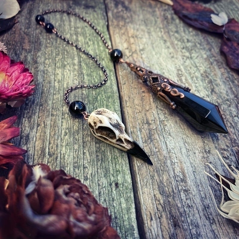 Colier vintage handmade cu pandantiv din os de pasăre și obsidian, lanț lung, unisex