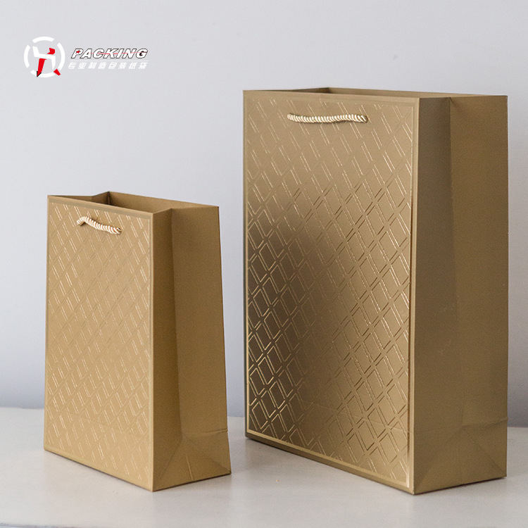 Geantă de cadouri din hârtie cu folie aurie, geantă tip tote pentru cadouri de afaceri, imprimare de logo și opțiune etichetă privată; dimensiuni 25×10×32 cm și 18×8×23 cm; culori roșu, auriu, argintiu, negru.