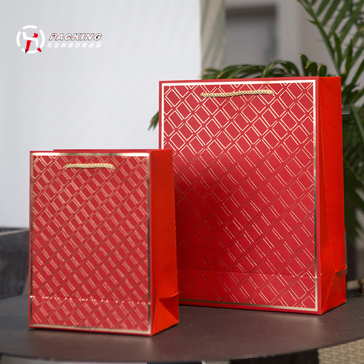 Geantă de cadouri din hârtie cu folie aurie, geantă tip tote pentru cadouri de afaceri, imprimare de logo și opțiune etichetă privată; dimensiuni 25×10×32 cm și 18×8×23 cm; culori roșu, auriu, argintiu, negru.