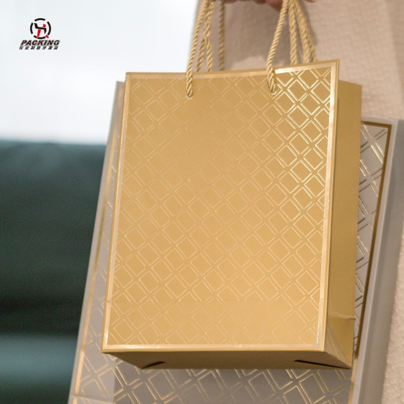 Geantă de cadouri din hârtie cu folie aurie, geantă tip tote pentru cadouri de afaceri, imprimare de logo și opțiune etichetă privată; dimensiuni 25×10×32 cm și 18×8×23 cm; culori roșu, auriu, argintiu, negru.