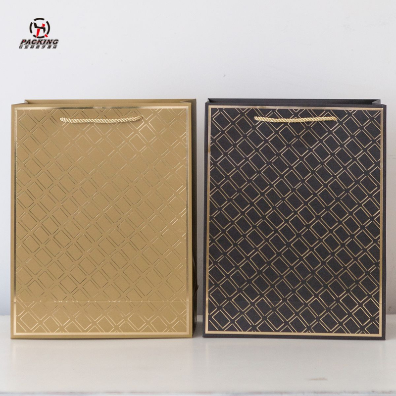 Geantă de cadouri din hârtie cu folie aurie, geantă tip tote pentru cadouri de afaceri, imprimare de logo și opțiune etichetă privată; dimensiuni 25×10×32 cm și 18×8×23 cm; culori roșu, auriu, argintiu, negru.