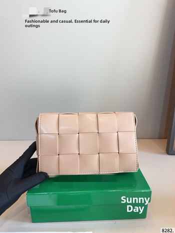 Malá tkaná crossbody kabelka z pravej kože, ručne vyrobená, jar 2025, mini štvorcový strih.
