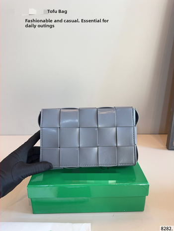 Malá tkaná crossbody kabelka z pravej kože, ručne vyrobená, jar 2025, mini štvorcový strih.