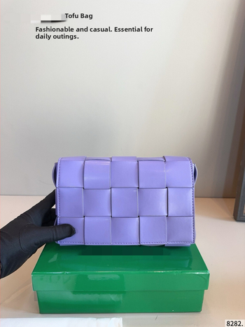 Malá tkaná crossbody kabelka z pravej kože, ručne vyrobená, jar 2025, mini štvorcový strih.