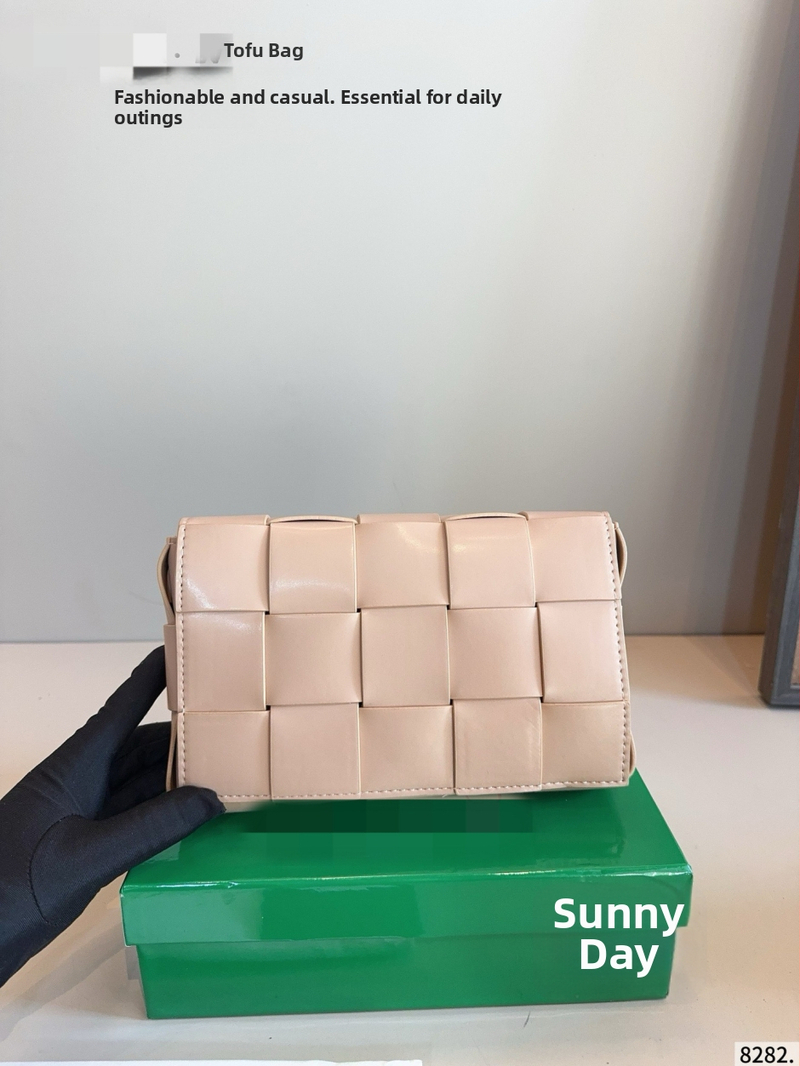 Malá tkaná crossbody kabelka z pravej kože, ručne vyrobená, jar 2025, mini štvorcový strih.