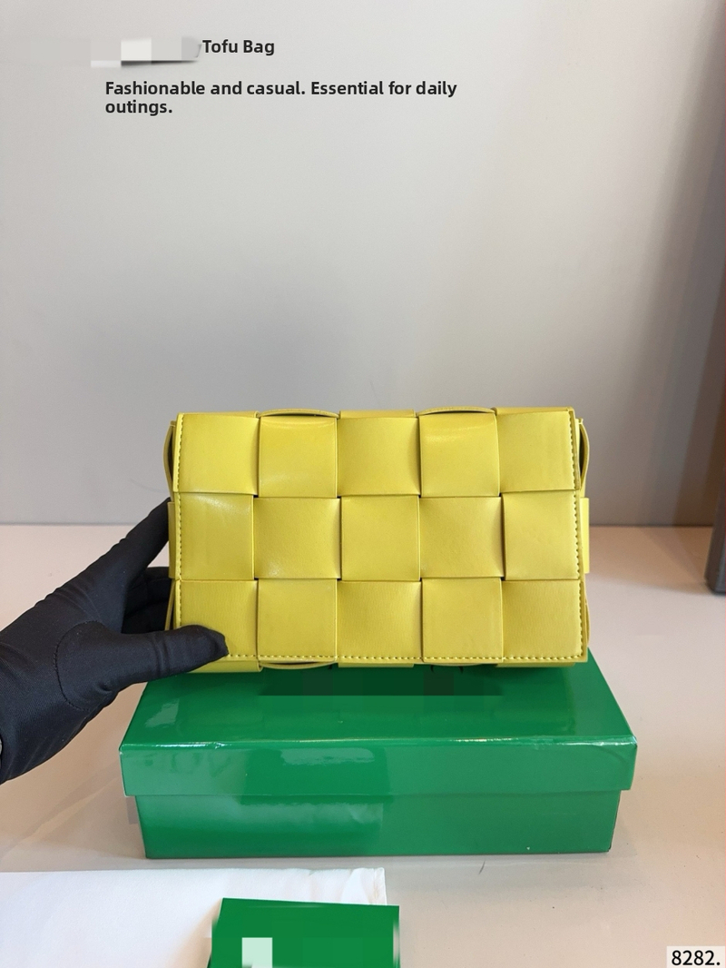 Malá tkaná crossbody kabelka z pravej kože, ručne vyrobená, jar 2025, mini štvorcový strih.