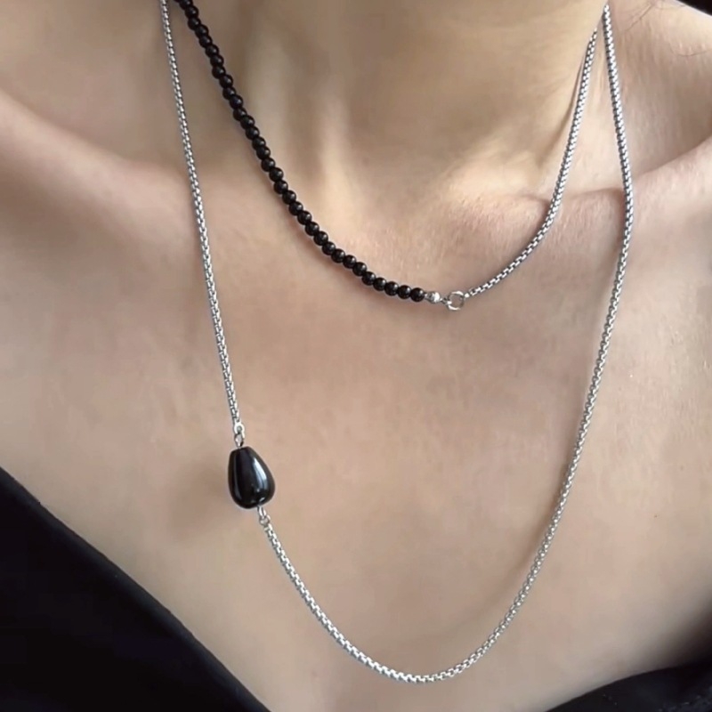 Colier din oțel de titan pentru purtare multiplă, design color-block negru, senzație discretă de lux — lanț clavicular suprapus, accesoriu pentru pulover