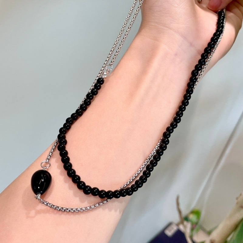 Colier din oțel de titan pentru purtare multiplă, design color-block negru, senzație discretă de lux — lanț clavicular suprapus, accesoriu pentru pulover