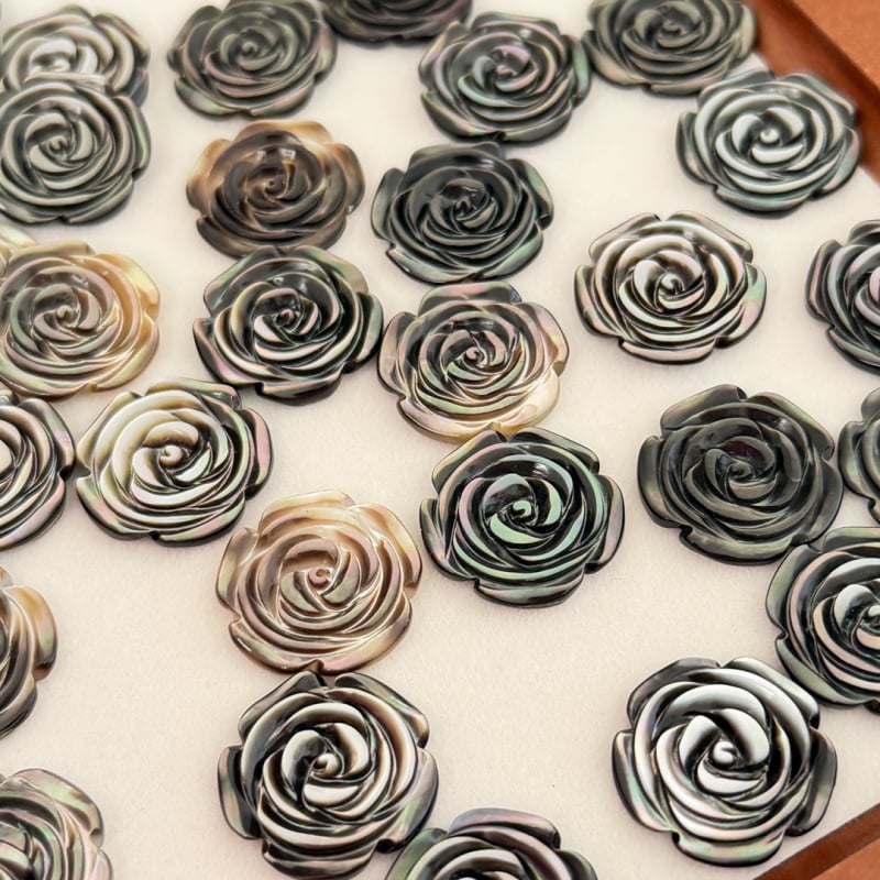 20 mm roz gravat manual pe scoică neagră naturală — piese pentru bijuterii DIY, cercei și accesorii pentru cap