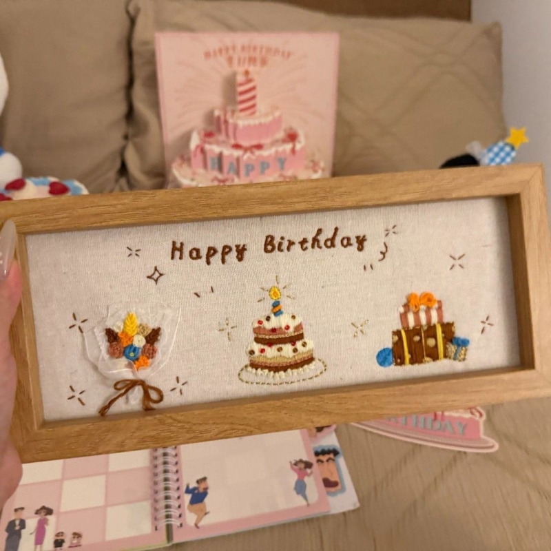 Ramă foto cusută manual – kit DIY pentru aniversare, decor simplu, cadou pentru prieteni