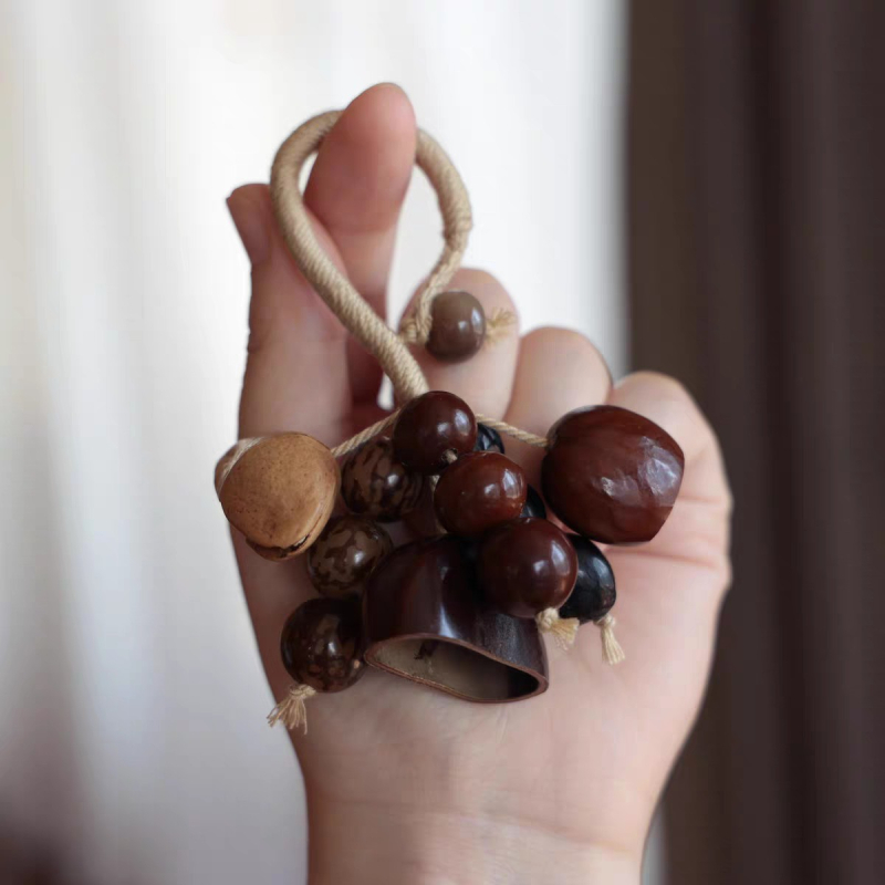Brățară Bodhi naturală cu cochilii de semințe, clopoțel de vânt, rădăcină de floare de cardamom și pungă de soapberry