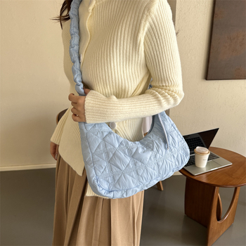 Geantă crossbody minimalistă în formă de nor pentru femei, casual și versatilă