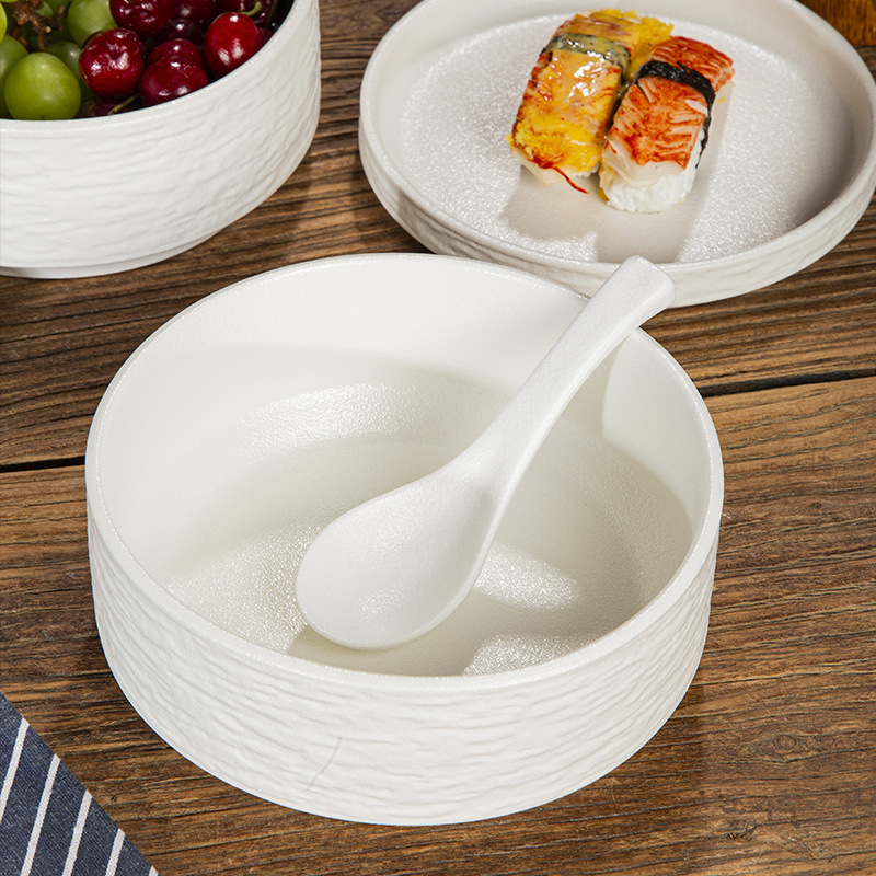 Fedéllel ellátott porcelán tálak – készlet instant tészta, saláta és sushi számára; átmérő 16–17 cm; kör alakú forma, matt felület; modernista stílus; mindennapi és diákhasználatra alkalmas.