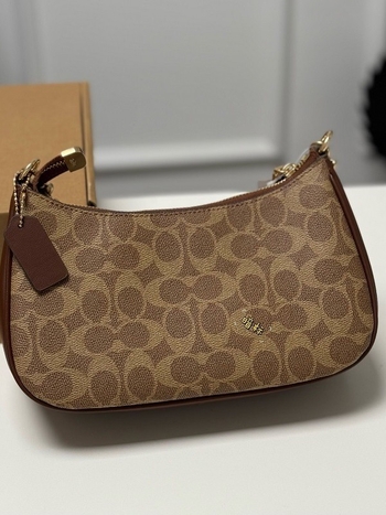 Geantă de femei cu imprimeu vintage și lanț, mică, potrivită pentru purtare pe umăr sau crossbody, utilizare zilnică.